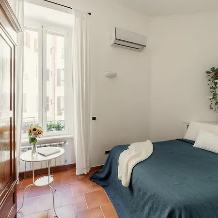 לינה וארוחת בוקר Domus Quiritum 4*